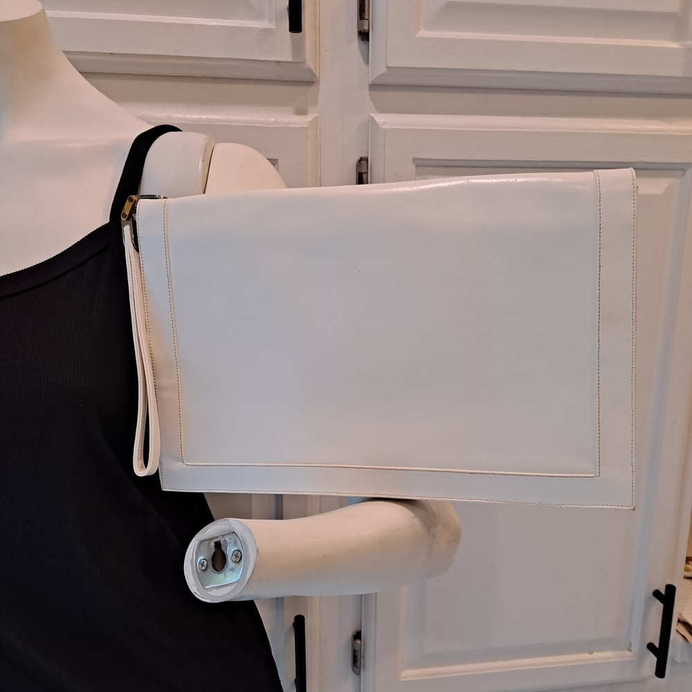 Lou Taylor Chic White Italian Leather Wristlet Clutch